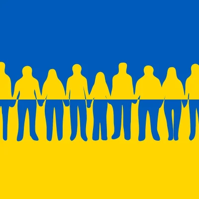 Menschen Hand in Hand vor ukrainischer Flagge